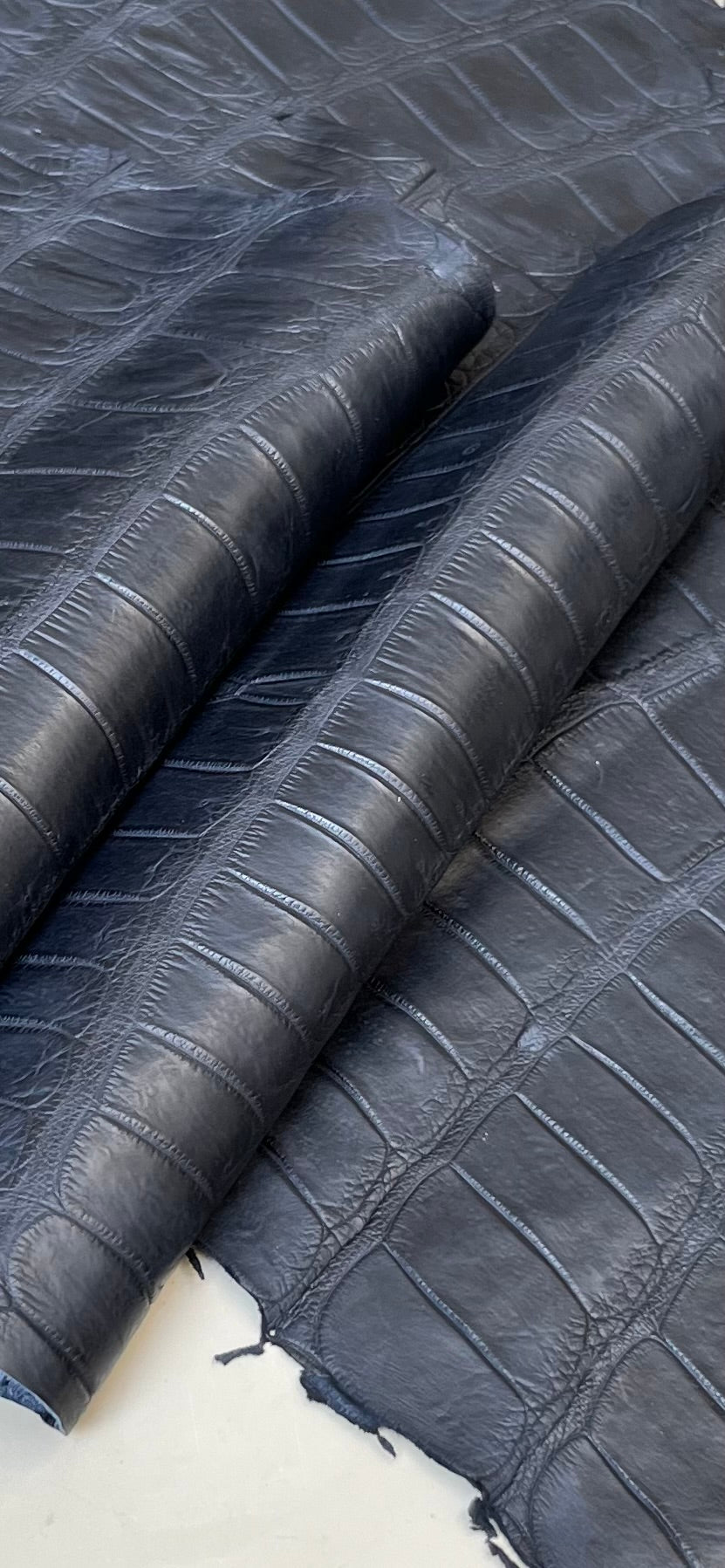 Queue de crocodile bleu marine