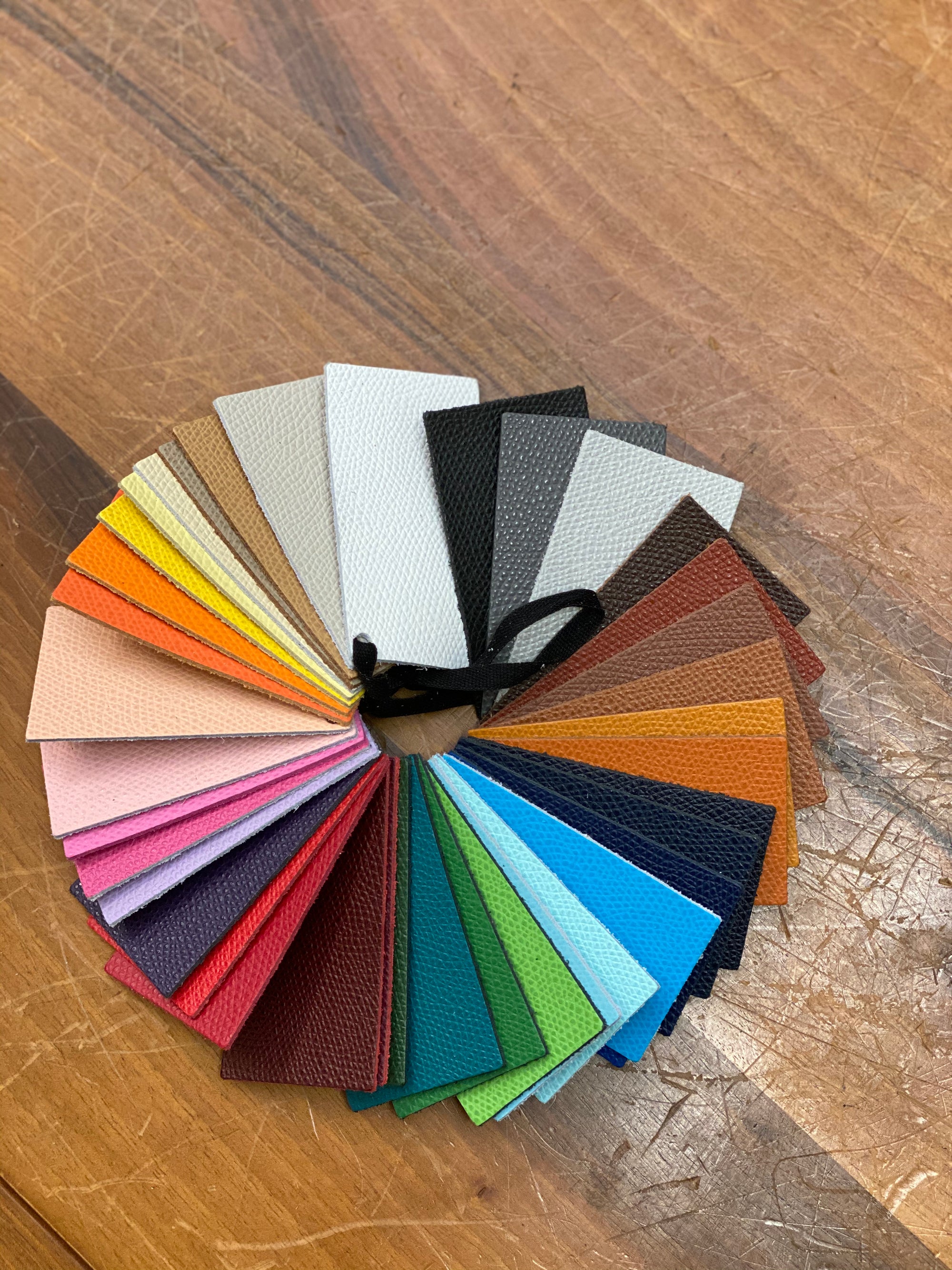 Croûte de veau embossée semi-brillante