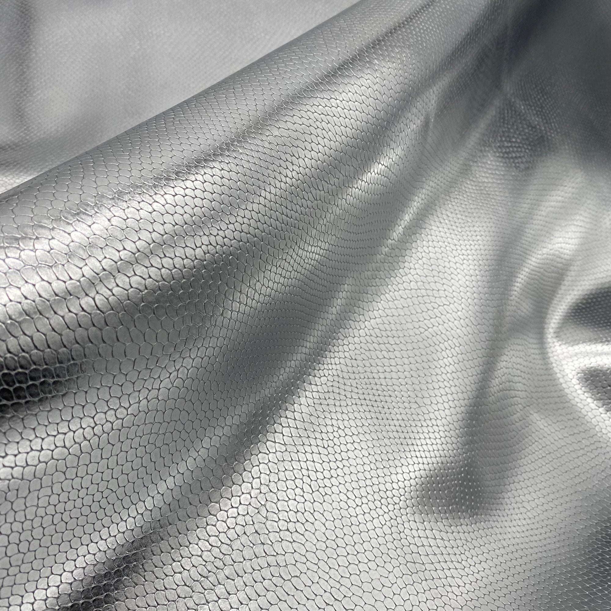 Croûte de vachette imprimé python argent